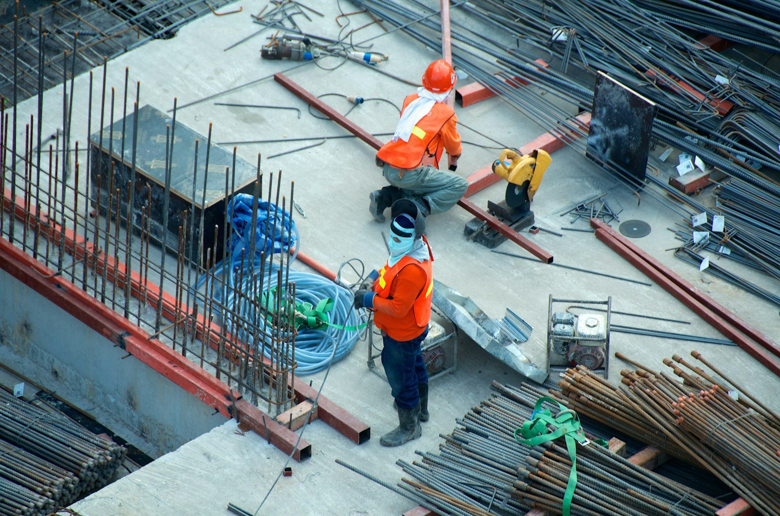 Construction and delivery on a major site
